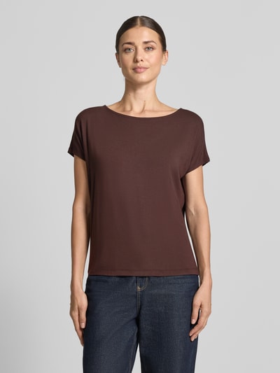 Vrouwenmodel draagt Oversized T-Shirt uit viscose-mix van s.Oliver RED LABEL in donkerbruin, eenvoudige stofstructuur, lichte glans, volledige lichaamsvooraanzicht.