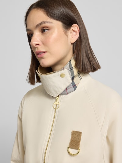 Kobiece modelka nosi Regular Fit Jacke aus Baumwoll-Mix Modell 'SPEY SHOWERPROOF' od Barbour, beżowy kolor, metaliczne akcenty, kołnierz wykładany, zbliżenie na górę.