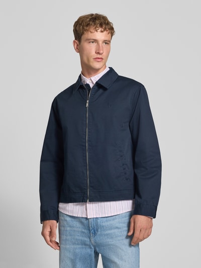Männermodel trägt Regular Fit Jacke aus Baumwoll-Mix von REVIEW in Dunkelblau, Reißverschluss, Umlegekragen, Ganzkörperansicht von vorne.