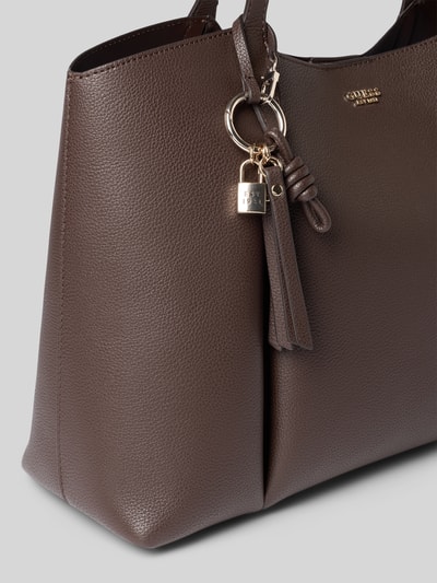 Produktfoto, Tote Bag in Leder-Optik Modell 'MELODY' von GUESS in Braun, grobe Struktur, Logo-Detail, Metallanhänger, herausnehmbares Innenfach, Hauptfach mit Magnetverschluss, schmale Schulterriemen, Maße: 44x31x15 cm, Schulterriemen 62 cm