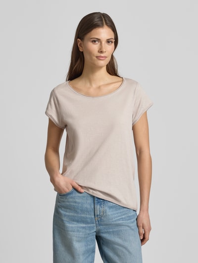 Kobiece model prezentuje T-Shirt mit Rundhalsausschnitt von Christian Berg Woman z bawełny, krój regular fit, zrolowany brzeg, długość tyłu 61 cm, jasny kolor, gładka tekstura, widok całej sylwetki z przodu.