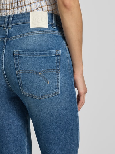 Frauenmodel trägt Flared Fit Jeans aus Baumwoll-Mix in verkürzter Passform von Marella, 5-Pocket-Design, Detailaufnahme Rückansicht.