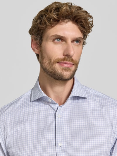 Männermodel draagt Slim Fit Businesshemd aus katoenmix model 'H-HANK-SP' van BOSS voor heren, fijn ruitpatroon, Nahaufnahme Oberkörper