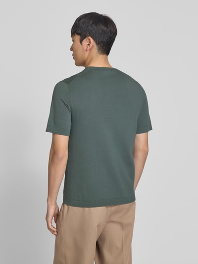 Männermodel trägt Regular Fit T-Shirt aus reiner Bio-Baumwolle Modell 'TORINO' von SELECTED HOMME, Optik: Unifarben, Ganzkörperansicht Rückansicht.