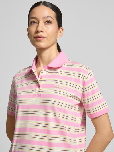 Kobiece model nosi Regular Fit koszulkę polo z czystej bawełny model 'MANDARE' od MAX&Co., efekt: wielokolorowy, wzór w paski, z napisem z logo, kołnierzyk polo, dekolt w serek, listwa guzikowa ukryta, krótki rękaw, zakończenia rękawów prążkowane, dół z bocznymi rozcięciami, wykończenie: drobne prążkowanie, materiał: czysta bawełna, zbliżenie na górną część ciała, przód