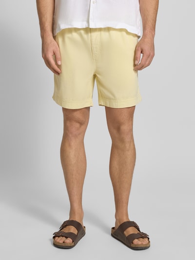 Männermodel trägt Regular Fit Shorts mit elastischem Bund Modell 'SUNFADED' von Gant in Hellgelb, reine Baumwolle, Ganzkörperansicht von vorne
