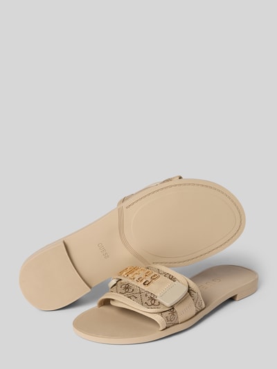 Produktfoto, sandaaltjes in beige met labelapplicatie, afgeronde punt, comfortmodel, klittenbandsluiting, hakhoogte bij maat 39: 2 cm, model 'ELYZE4' van guess