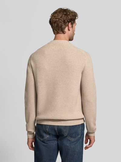 Männermodel trägt Regular Fit Pullover aus Viskose-Mix Modell 'MATTI' von Jake*s Studio Men in Beige, strukturierte Oberfläche, Ganzkörperansicht Rückansicht.