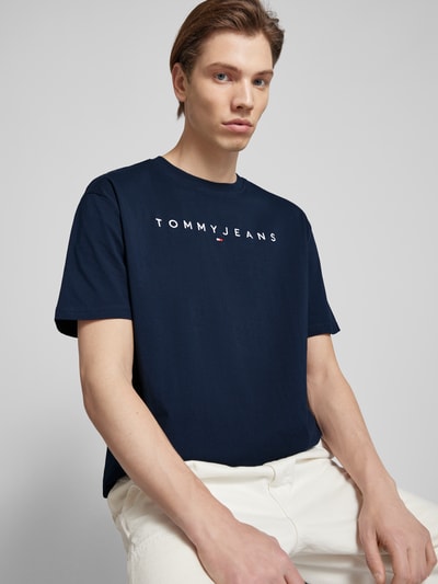 Tommy Jeans T-shirt o kroju regular fit z wyhaftowanym logo Granatowy 3