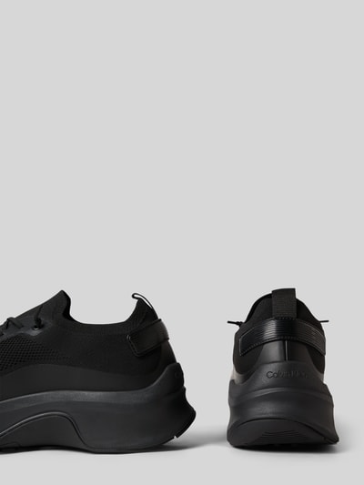 Produktfoto, Sneaker mit Schnürverschluss von Calvin Klein Jeans in Schwarz mit Label-Print, strukturierte Sohle, Absatzhöhe 3 cm, Schafthöhe 6 cm, Schaftweite 7 cm