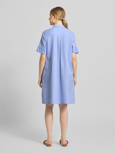 Modelka prezentuje niebieską sukienkę 'Knielanges Hemdblusenkleid aus reiner Baumwolle' od Milano Italy, luźny fason, czysta bawełna, długość do kolan, krótkie rękawy, z kołnierzykiem i zapięciem na guziki, długość pleców w rozmiarze 36: 94 cm, szerokość w rozmiarze 36: 52 cm, długość rękawa w rozmiarze 36: 28 cm, widok całej sylwetki od tyłu.