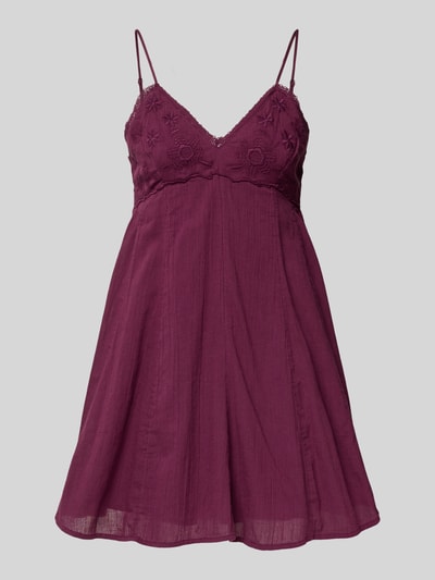 Produktfoto, Minikleid aus reiner Baumwolle Modell 'PANOLA' von Only, Optik: Unifarben, tailliert, Mini-Länge, V-Ausschnitt, Smok-Einsatz, Stickerei, verstellbare Spaghettiträger, leichte Struktur, satte bordeauxrote Farbe.