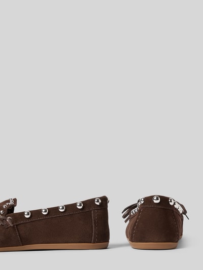 Produktfoto, Loafer aus echtem Leder mit Nietenbesatz von INUOVO in Braun, abgerundete Passform, Zierschleife, 1 cm Absatzhöhe, 6 cm Schafthöhe, 13 cm Schaftweite, sichtbare silberfarbene Nieten, matte Textur
