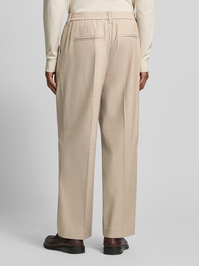 Männermodel trägt Hose mit Streifenmuster und Bügelfalten Modell 'GRANT' von Casual Friday im Wide-Fit Material-Mix, Ganzkörperansicht Rückansicht.