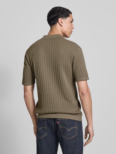 Männermodel trägt Regular Fit Poloshirt aus Baumwoll-Mix Modell 'MOON' von Only & Sons in Strickoptik, Strukturmuster, Ganzkörperansicht Rückansicht.