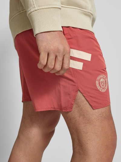 PROHIBITED Regular Fit Sweatshorts mit Label-Detail Rot 3