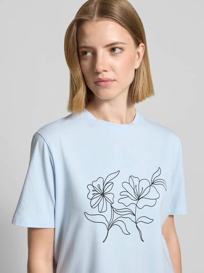 Frauenmodel trägt T-Shirt mit geripptem Rundhalsausschnitt Modell 'NORA' von Vila in Hellblau, Baumwoll-Elasthan-Mix, lockerer Schnitt, Nahaufnahme Oberkörper.