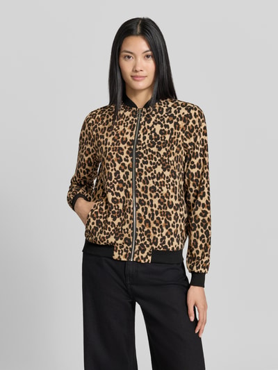 Frauenmodel trägt Regular Fit Blouson mit Allover-Muster Modell 'COCO' von VERO MODA, braun-schwarzes Leopardenmuster, Ganzkörperansicht von vorne.