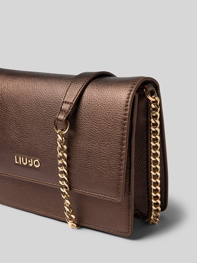 Produktfoto, Crossbody Bag in Leder-Optik von Liu Jo White, braune Farbe, goldener Kettenriemen, Logo-Detail, strukturierte Oberfläche