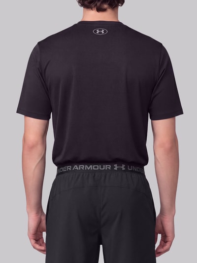 Männermodel trägt schwarze Regular Fit Sportshorts mit Logo-Print von Under Armour, glattes Material, Ganzkörperansicht Rückansicht. Herren Sportshorts von Under Armour.