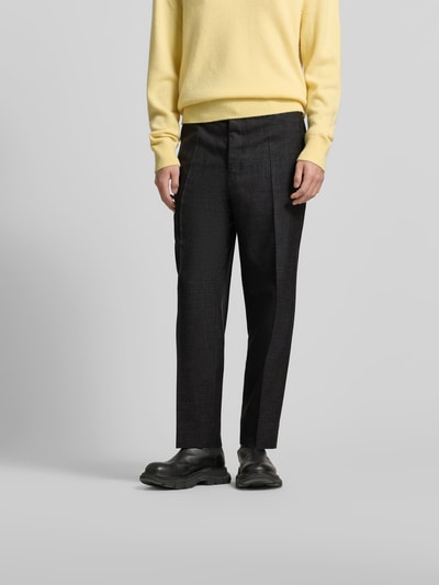 Männermodel trägt Anzughose aus Viskose-Mix von Officine Générale, Straight Fit, Bügelfalten, integrierter Gürtel, Gesäßtaschen, dunkle Farbe, strukturierte Oberfläche, Ganzkörperansicht von vorne.
