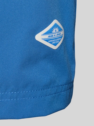 Productfoto, blauwe stof met logodetail, glad oppervlak, Straight Fit zwembroek met logo-detail model 'Maui' van Jack & Jones, elastische band met tunnelkoord, heren
