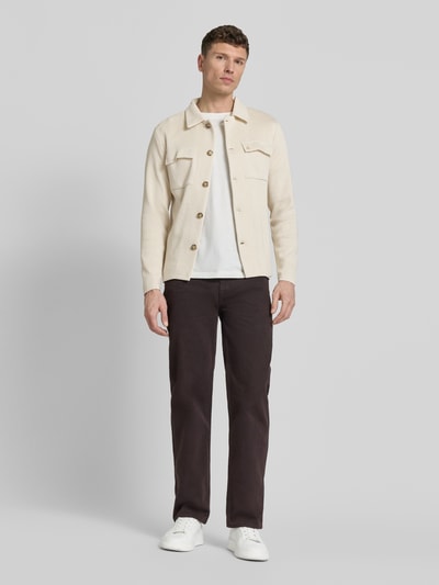 Männermodel trägt Regular Fit Hemdjacke mit Brusttaschen von Manuel Ritz aus mieszanka bawełny, wykładany kołnierz, listwa guzikowa, długość tyłu w rozmiarze M 68 cm, jasny kolor, przód z kieszeniami, całkowity widok z przodu.