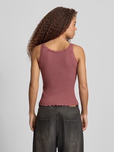 Frauenmodel trägt Slim Fit Tank Top aus Bio-Baumwoll-Mix Modell 'SARA' von Only in Optik: Unifarben mit Spitze, Feinripp-Textur, Ganzkörperansicht Rückansicht.
