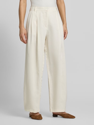 Frauenmodel trägt Barrel Fit Hose aus Leinen-Viskose-Mix von Jake*s Collection in Creme mit Gelegten Falten und Eingrifftaschen, Nahaufnahme Unterkörper. Bundweite 39 cm, Innenbeinlänge 76 cm bei Größe 38.