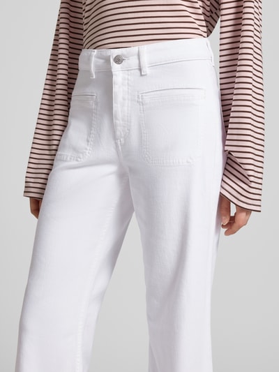 Frauenmodel trägt Bootcut Jeans aus Baumwoll-Mix Modell 'CAYA' von Marc O'Polo, unifarben weiß, Flared-Passform, Nahaufnahme Oberkörper.