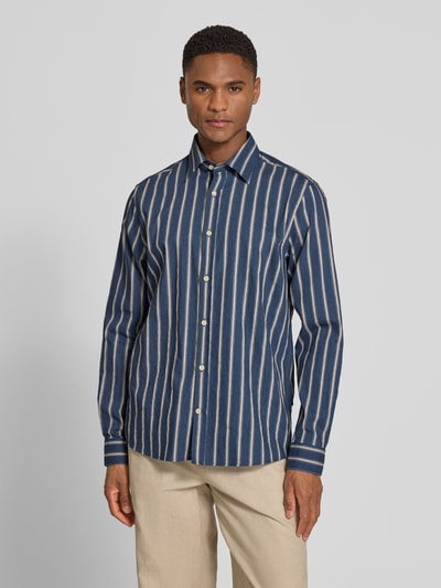 Männermodel trägt Regular Fit Freizeithemd mit Kentkragen von bugatti, blau mit beigen Streifen, Baumwoll-Mix, Ganzkörperansicht von vorne.