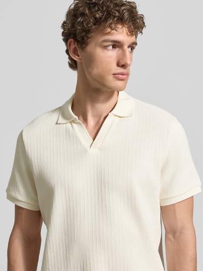 Männermodel trägt Regular Fit Strick-Poloshirt mit V-Ausschnitt von MCNEAL in Creme, Baumwoll-Mix mit Stretch-Anteil, Nahaufnahme Oberkörper.