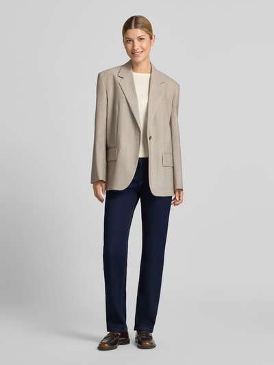 Frauenmodel trägt dunkelblaue Straight Fit Jeans aus Baumwoll-Mix Modell 'Carrie' von MAC aus der Damen Straight Fit Jeans von MAC Kollektion, Ganzkörperansicht von vorne.