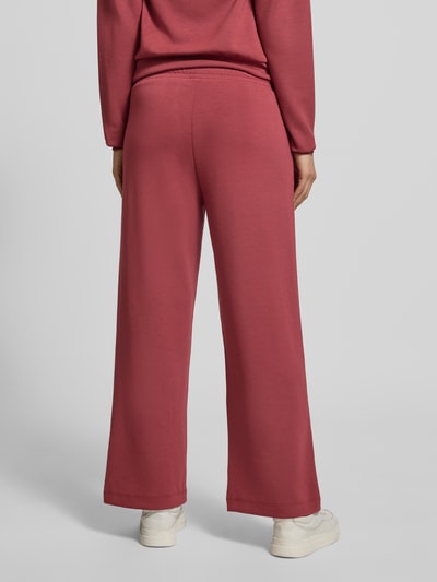 Vrouwenmodel draagt Sweatpants met elastische tailleband model 'Banu' van Soyaconcept, losvallende roze stof, rugaanzicht volledige lengte.