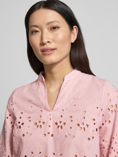Frauenmodel trägt Regular Fit Bluse mit Lochstickerei von More & More in Rosa, Baumwoll-Mix, V-Ausschnitt, Nahaufnahme Oberkörper.