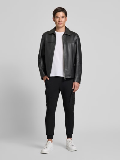 Männermodel trägt Regular Fit Sweatpants mit Cargotaschen von Antony Morato, Baumwoll-Mix, Schwarz, Ganzkörperansicht von vorne.