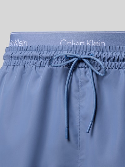 Produktfoto, Regular Fit Shorts mit integriertem Slip von Calvin Klein Underwear in Blau, elastischer Bund mit Tunnelzug, Logo-Stitching sichtbar.