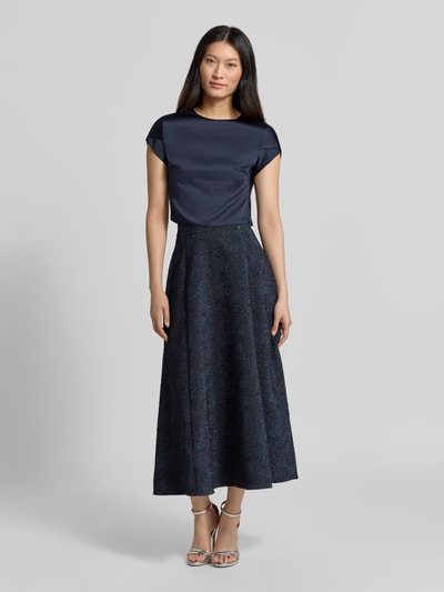 Frauenmodel trägt Bluse aus Satin von Rinascimento in Dunkelblau, Material-Mix mit Stretch, Rundhalsausschnitt, Kurzarm, Ganzkörperansicht von vorne.