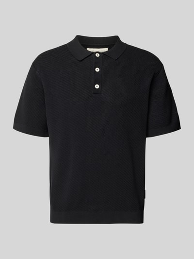 Produktfoto, Regular Fit Poloshirt mit Label-Detail Modell 'ISAKSSON' von Casual Friday aus Reine Baumwolle, Halbarm, schwarze Textur.