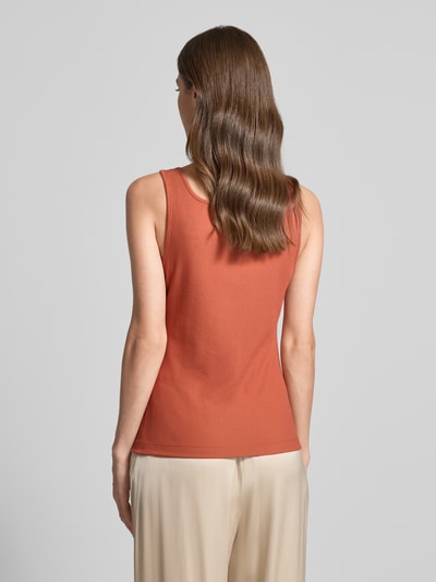 Vrouwenmodel draagt tanktop met Karree-Ausschnitt van Marc Cain in roestbruin, modalmix met stretch, nauwsluitend model, fijnribstructuur, labeldetail, ruglengte bij maat 36: 50 cm, volledig van achteren gezien.