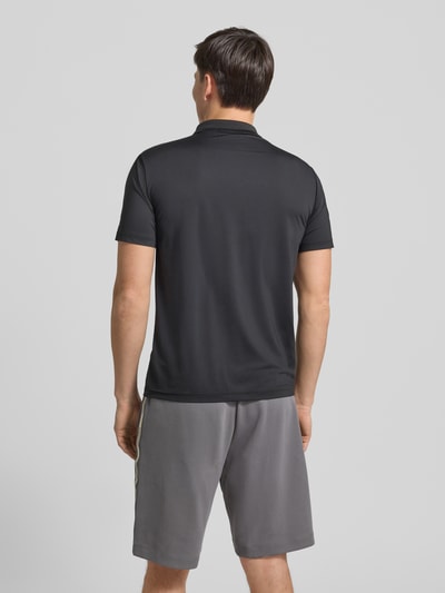 Männermodel trägt Regular Fit Poloshirt mit Logo von EA7 Emporio Armani aus Material-Mix mit Stretch-Anteil, Ganzkörperansicht Rückansicht.