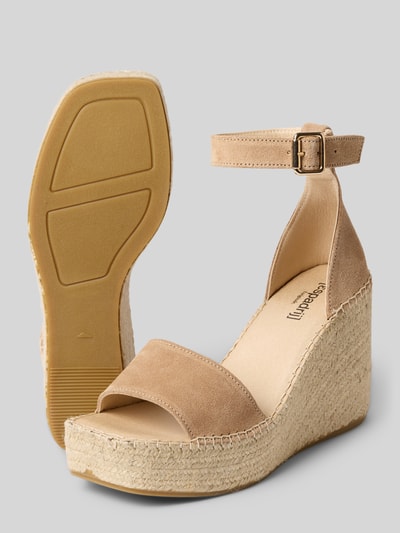 Produktfoto, Sandalette mit Keilabsatz Modell 'DIJON' von Espadrij in Beige, Abgerundete-Spitze, Riemen mit Dornschließe, Espadrilles-Look, Absatzhöhe: 10 cm, Schafthöhe: 12 cm, Schaftweite: 9 cm, Sandalen-Form, strukturierte Sohle, weiche Textur