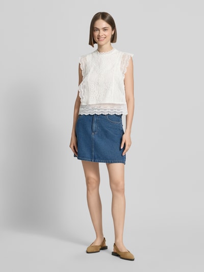 Frauenmodel trägt Slim Fit Blusentop mit Baumwoll-Viskose-Lyocell-Anteil Modell 'KARO' von Only, Optik: Unifarben, Ganzkörperansicht von vorne.