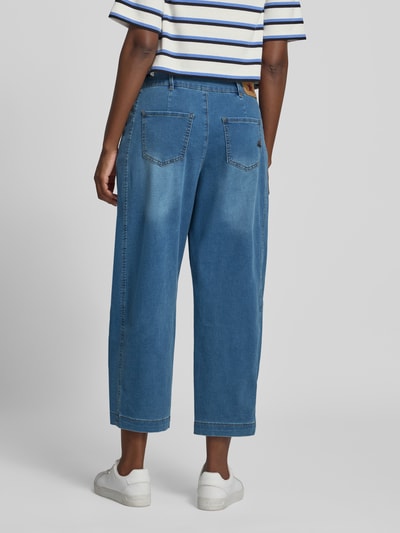 Frauenmodel trägt Barrel Fit Jeans mit Eingrifftaschen Modell 'Alba Cozy' von Buena Vista, Baumwoll-Mix, Rückansicht Ganzkörperansicht.