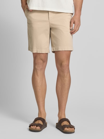 Männermodel trägt Regular Fit Chinoshorts aus Baumwoll-Mix Modell 'CHINO' von Armedangels, Optik: Unifarben, Label-Applikation, Eingrifftaschen, Knopf und verdeckter Reißverschluss, Gesäßtasche, Passform: Regular, Material: Baumwoll-Mix, Ganzkörperansicht von vorne.