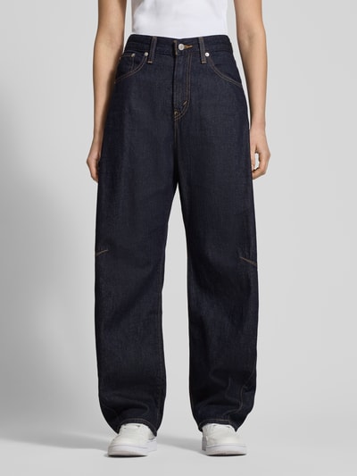 Vrouwenmodel draagt Barrel Fit Jeans met steekzakken van Levi's®, donkerblauw, pure katoen, voorkant volledig zichtbaar, recht model.