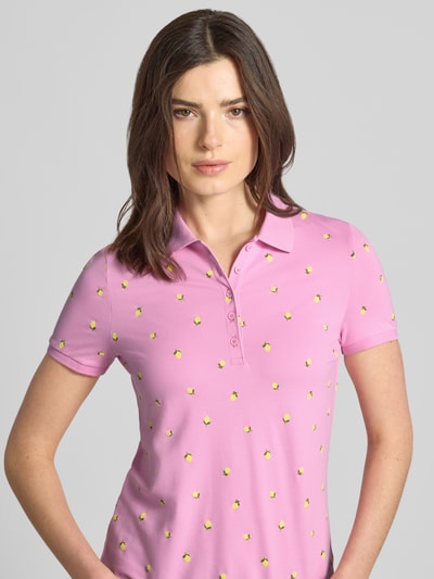 Frauenmodel trägt Regular Fit Poloshirt mit Polokragen und Knopfleiste von Christian Berg Woman, rosa Baumwoll-Mix mit Zitronenmuster, Nahaufnahme Oberkörper.