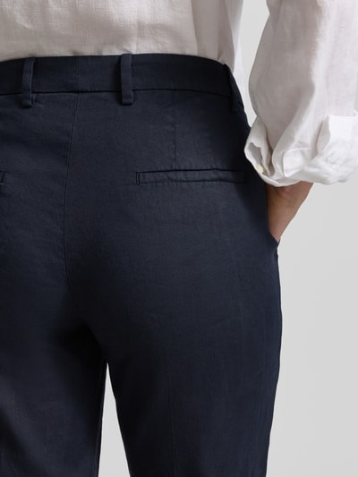 Frauenmodel trägt dunkelblaue Leinenhose mit Baumwoll-Anteil von Cambio, Modell Krystal, strukturierter Stoff, Nahaufnahme Rückansicht.