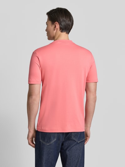 Männermodel trägt Regular Fit T-Shirt aus reiner Baumwolle Modell 'TE_INTERLOCK' von BOSS Orange, Optik: Unifarben, Ganzkörperansicht Rückansicht.