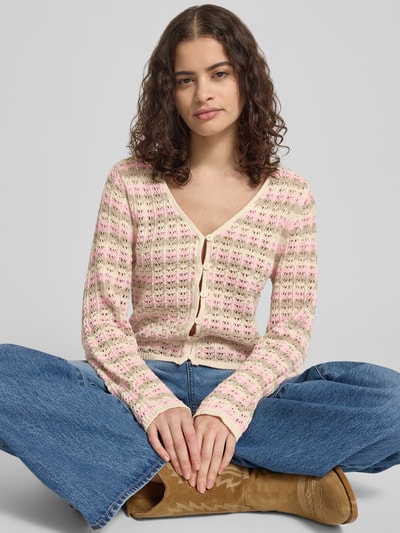 Frauenmodel trägt Regular Fit Strickjacke aus Baumwoll-Mix Modell 'ASA' von Only, mehrfarbig, Lochstrick, Nahaufnahme Oberkörper.